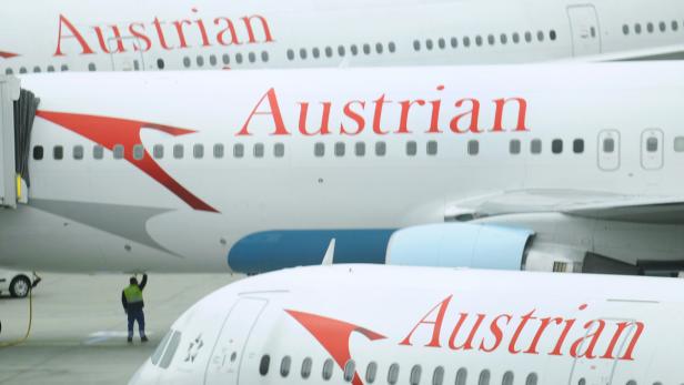 Mehrere Flugzeuge der Austrian Airlines stehen auf einem Rollfeld. Mehrere Flugzeuge der Austrian Airlines stehen auf einem Rollfeld.
