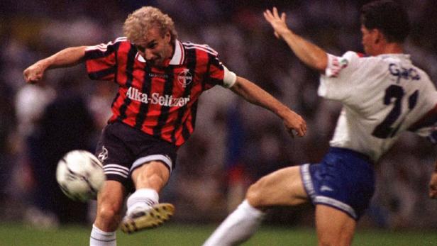 Ein Fußballspieler von Bayer 04 Leverkusen schießt den Ball.