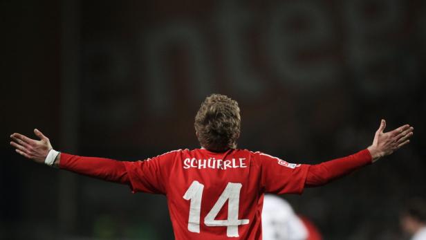 Ein Fußballspieler mit dem Namen Schürrle und der Nummer 14 auf dem Rücken jubelt.