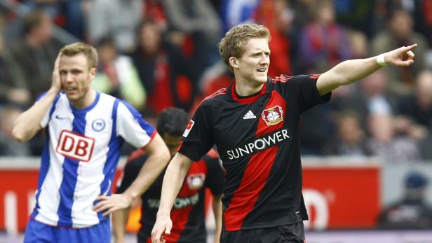 Ein Fußballspieler von Bayer Leverkusen zeigt mit dem Finger auf dem Spielfeld.