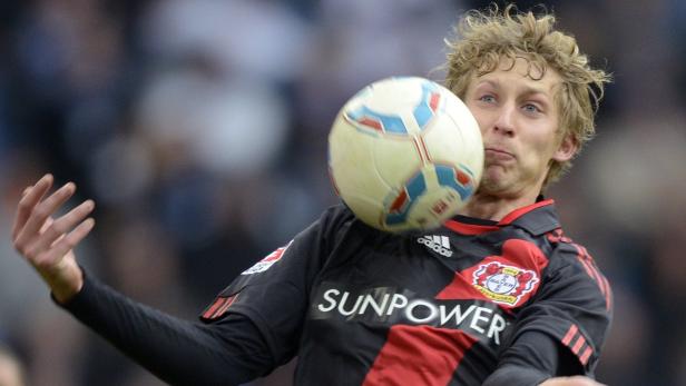 Ein Fußballspieler köpft einen Ball während eines Spiels.