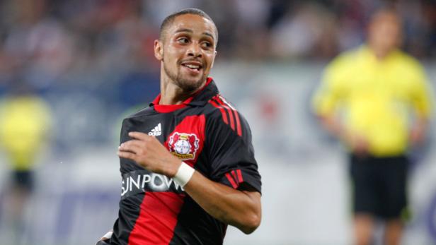 Ein Fußballspieler von Bayer Leverkusen während eines Spiels.