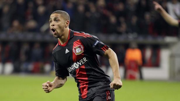 Ein jubelnder Fußballspieler von Bayer Leverkusen im schwarz-roten Trikot.
