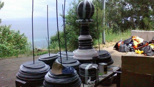 Eine unfertige Schachfigur steht vor einer Küstenlandschaft.