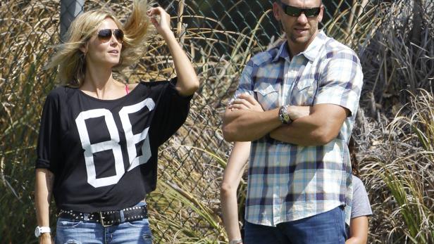 Heidi Klum und ihr Ehemann Tom Kaulitz stehen im Freien.