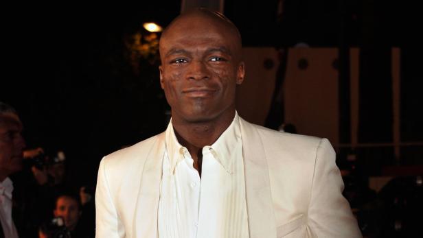 Der Sänger Seal in einem weißen Anzug.