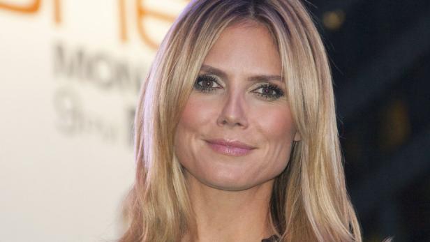 Ein Porträt von Heidi Klum mit blonden Haaren und einem leichten Lächeln.