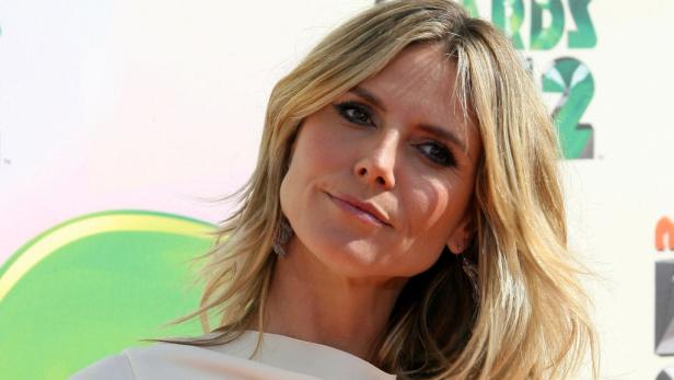 Ein Porträt von Heidi Klum mit blonden Haaren.