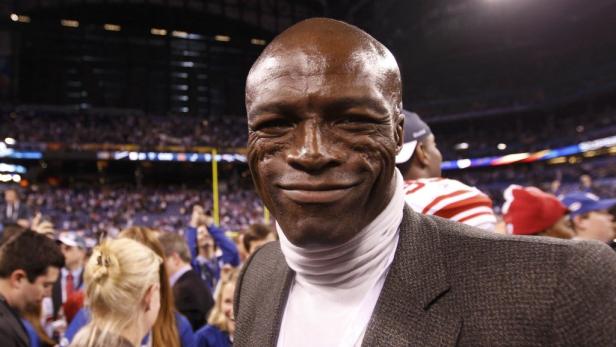 Der Sänger Seal lächelt in die Kamera, im Hintergrund eine Menschenmenge.