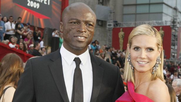 Heidi Klum und Seal posieren auf dem roten Teppich.