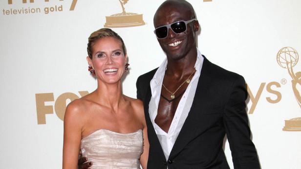 Heidi Klum und Seal posieren lächelnd auf dem roten Teppich.