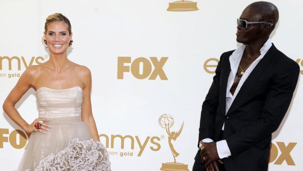 Heidi Klum und Seal posieren auf dem roten Teppich bei den Emmy Awards.