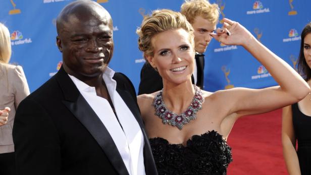 Heidi Klum und Seal posieren auf dem roten Teppich.