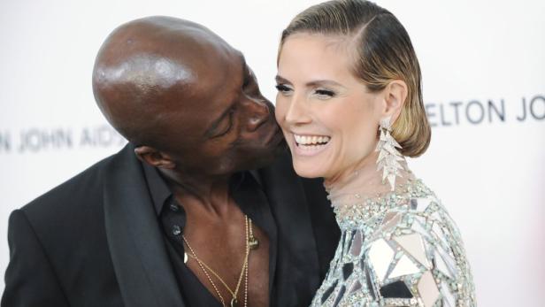 Seal gibt Heidi Klum einen Kuss auf die Wange.