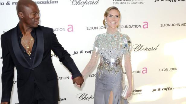 Heidi Klum und Seal posieren auf einer Veranstaltung für die Kameras.