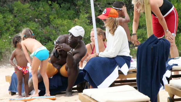 Heidi Klum und Seal mit ihren Kindern am Strand.