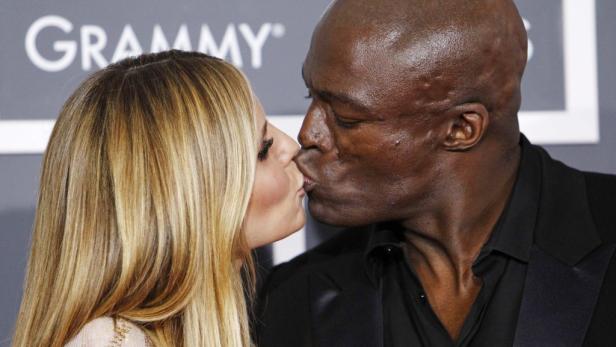 Heidi Klum und Seal küssen sich auf dem roten Teppich der Grammy Awards.