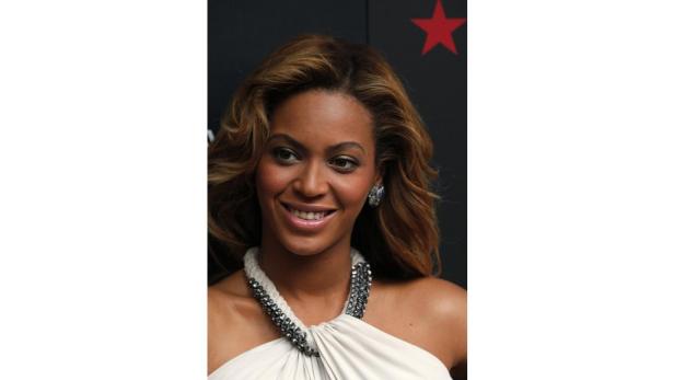 Porträt von Beyoncé mit hellem Kleid und auffälligem Schmuck.