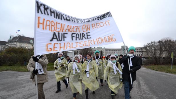 Eine Demonstration von Krankenhausmitarbeitern für faire Gehaltserhöhungen in Wien.