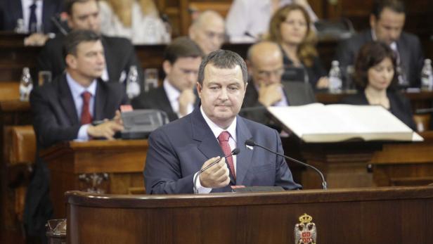 Ein Mann in einem Anzug spricht vor einem Publikum.