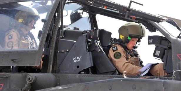 Zwei Piloten sitzen im Cockpit eines Apache-Kampfhubschraubers.