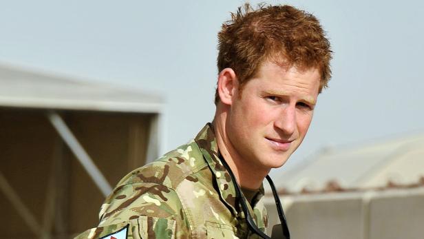 Prinz Harry in Uniform blickt in die Kamera.