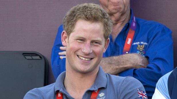 Prinz Harry lächelt in die Kamera.