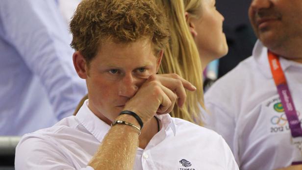 Prinz Harry wischt sich eine Träne aus dem Auge.