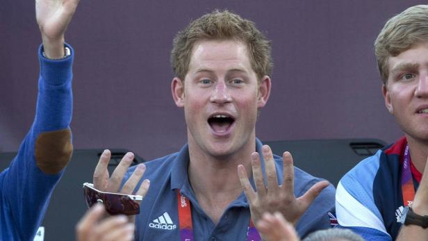 Prinz Harry gestikuliert auf einer Veranstaltung mit offenem Mund.