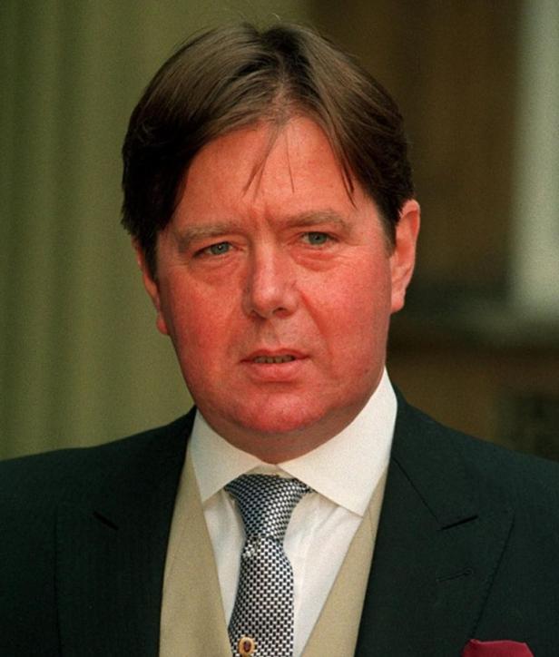 Ein Porträt von Kenneth Clarke in Anzug und Krawatte.