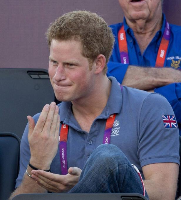 Prinz Harry klatscht während einer Veranstaltung bei den Olympischen Spielen 2012 in London.
