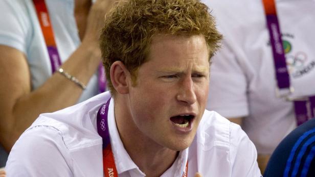 Prinz Harry während einer Veranstaltung mit offenem Mund.