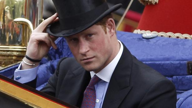 Prinz Harry mit Zylinder in einer Kutsche.