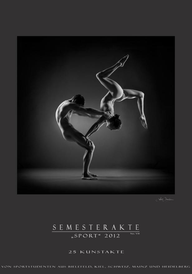 Ein Mann unterstützt eine Frau in einer akrobatischen Pose.