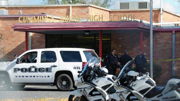 Polizeibeamte und -fahrzeuge vor der Cummings Junior High School in Brownsville.