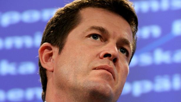 Porträt von Karl-Theodor zu Guttenberg vor einem blauen Hintergrund.