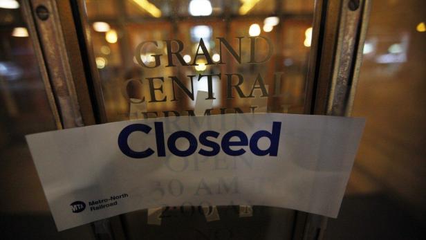 Ein Schild mit der Aufschrift „Closed“ hängt an der Tür der Grand Central Station.