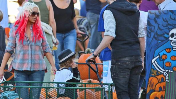 Christina Aguilera und ihr Sohn auf einem Kürbisfeld.