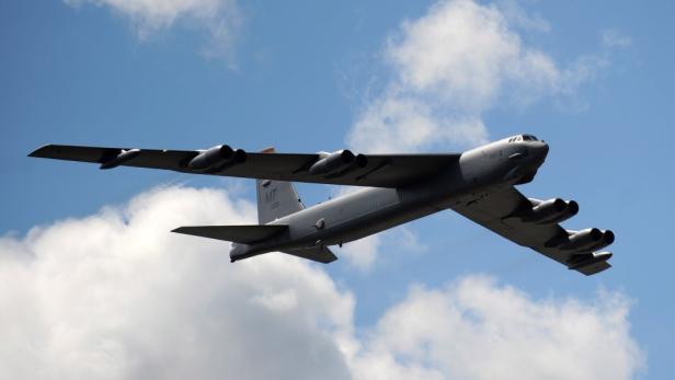Ein B-52-Bomber fliegt vor einem Himmel mit Wolken.