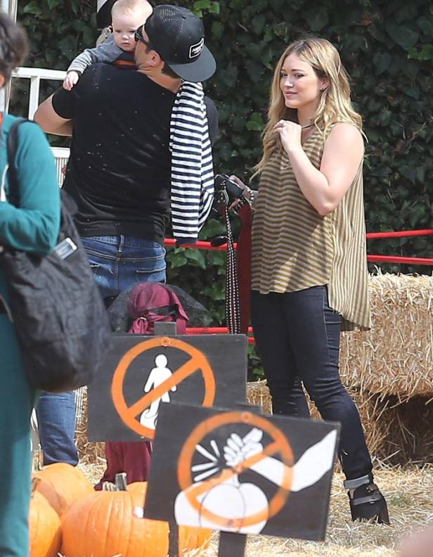 Hilary Duff mit Familie auf einem Kürbisfeld.