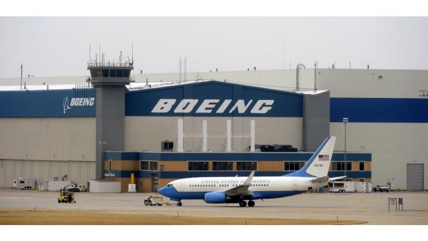 Ein Flugzeug der Vereinigten Staaten von Amerika steht vor einem Boeing-Gebäude.