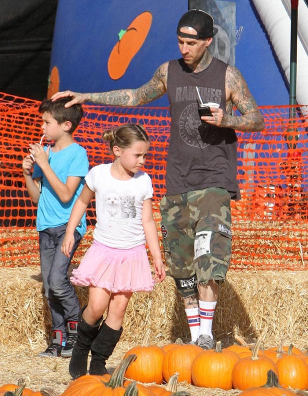 Travis Barker mit seinen Kindern auf einem Kürbisfeld.