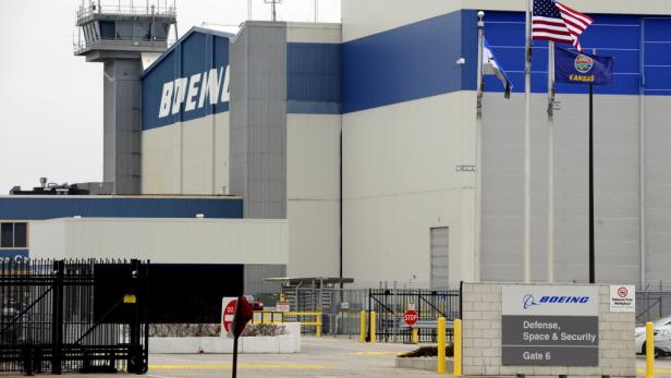 Das Boeing-Werk mit dem Schriftzug „Boeing“, dem Kontrollturm und den Flaggen der USA und von Kansas.