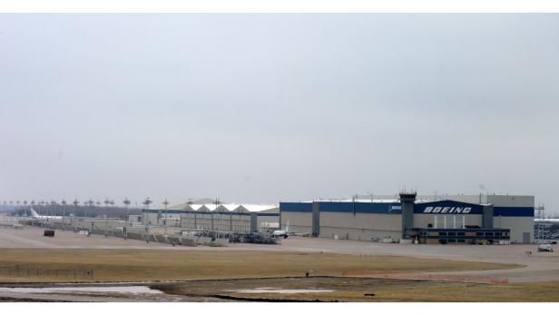 Das Boeing-Werk Everett mit mehreren Flugzeugen auf dem Rollfeld.