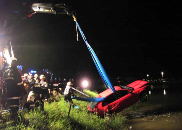 Mit Auto in Stausee gestürzt: Jugendliche retteten sich selbst