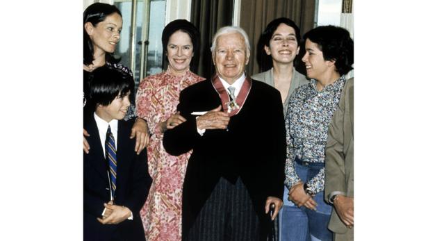 Charlie Chaplin mit seiner Familie bei einer Preisverleihung.