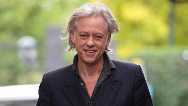 David Puttnam lächelt in die Kamera.