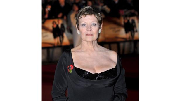 Judi Dench auf dem roten Teppich bei einer Filmpremiere.