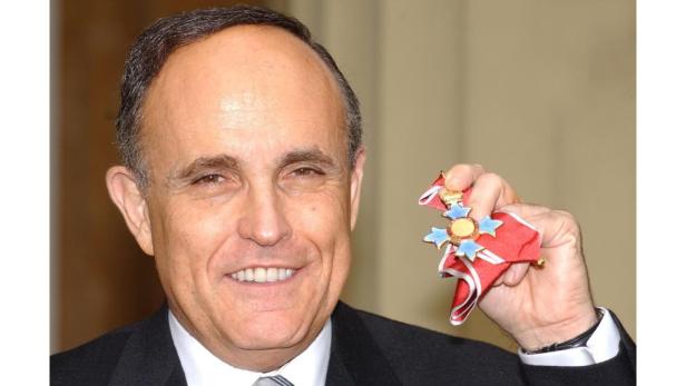 Rudy Giuliani hält einen britischen Orden in seiner Hand.