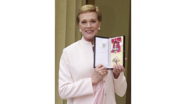 Julie Andrews hält eine Auszeichnung in einer Schatulle.